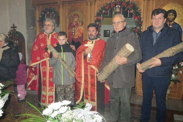 Badnje veče u Rogatici Badnjaci grejali srca i dušu vjernika FOTO