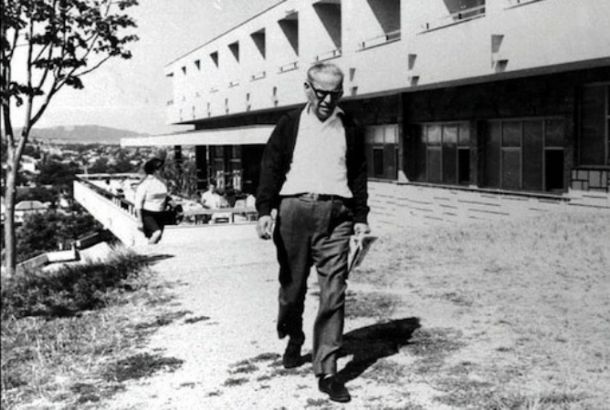 Ivo Andrić ispred hotela Moravica u Sokobanji Ivo Andrić ispred hotela Moravica u Sokobanji