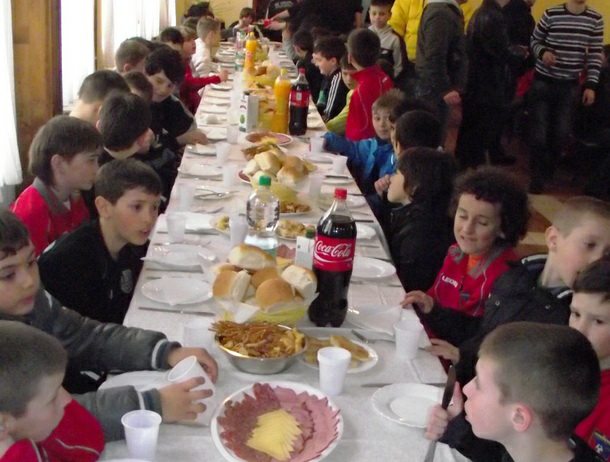 Mladi fudbaleri sa Kosova u manastiru Mladi fudbaleri sa Kosova u manastiru