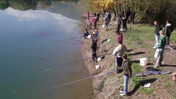Druženje osnovaca kroz ekologiju i ribarsko takmičenje