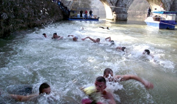 Plivanje za Časni krst u Višegradu