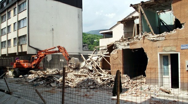 21. maj 2011. - Rušenje stare zgrade u glavnoj ulici