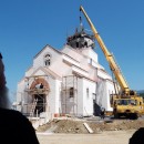 Postavljanje krsta na hram u Andrićgradu