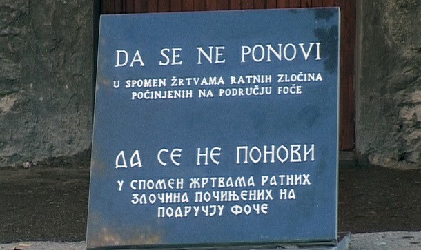 Spomen ploca u Foči ispred Partizana