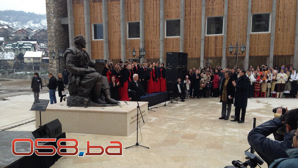 Matija Bećković otkriva spomenik