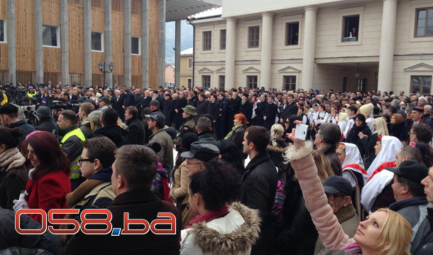 Matija Bećković otkriva spomenik