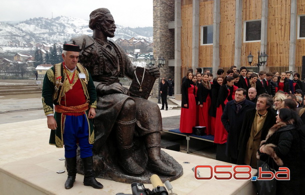 Matija Bećković otkriva spomenik Njegošu