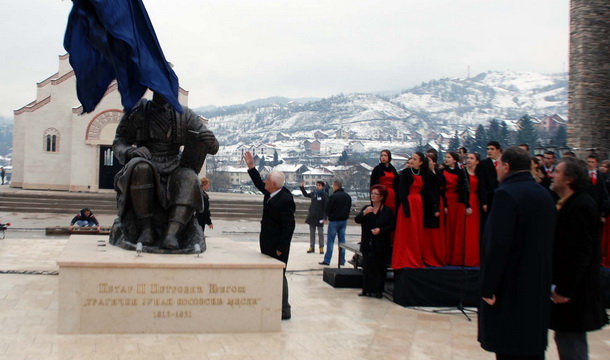 Matija Bećković otkriva spomenik