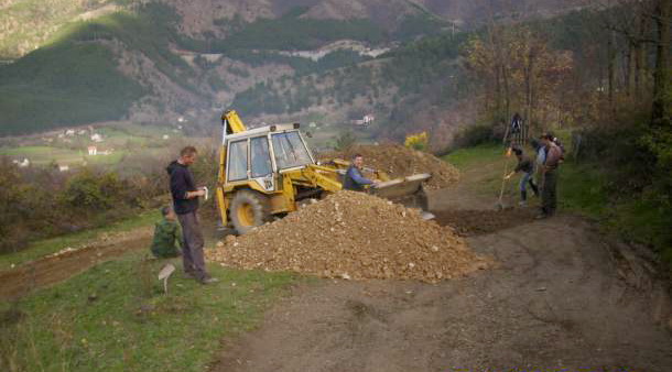 Nasipanje puta Štrpca – Plema