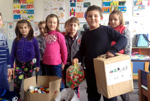 Luka Djurić skuplja čepove