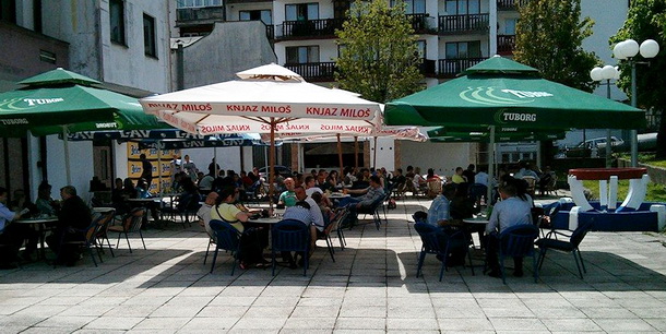 Bašta ispred hotela Čajniče