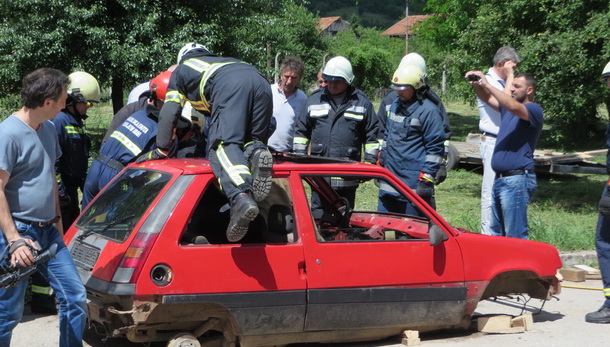 Vatrogasci iz Rogatice sa klještima
