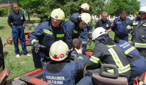 Vatrogasci iz Rogatice sa klještima