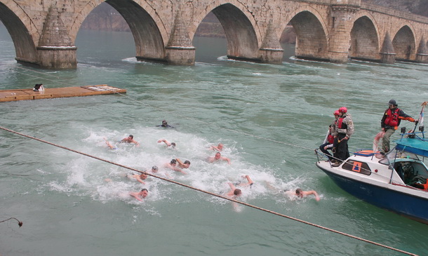 Plivanje za krst u Visegradu (1)