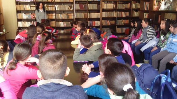 Djeca u biblioteci u Cajnicu 2