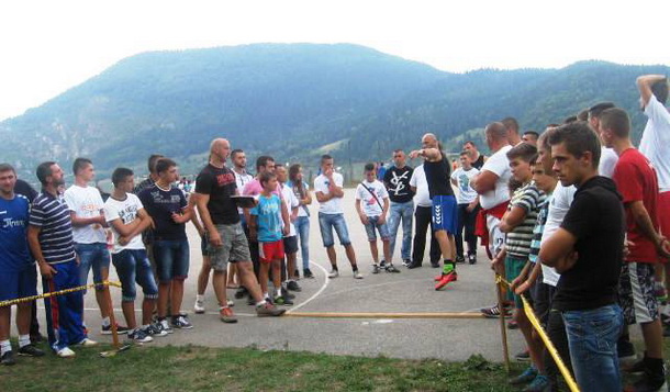 Bacanje kugle u Cajnicu