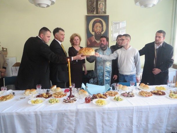 rogatica-lomljjenje-slavaskog-kolaca-u-os-610x457