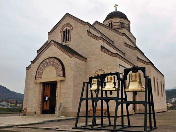 Вишеград - црквена звона испред Хра