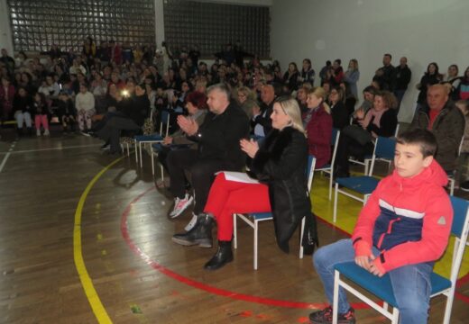 Nakon apela za pomoć Milošu Božoviću – Iz Osnovne škole u Rogatici preko 4000 maraka [FOTO]