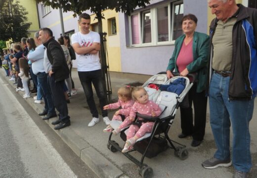 Matursko veče srednjoškolaca u Rogatici – Parada mladosti i ljepote [FOTO]