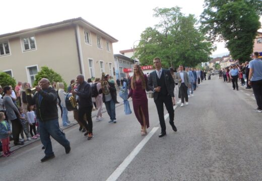 Matursko veče srednjoškolaca u Rogatici – Parada mladosti i ljepote [FOTO]