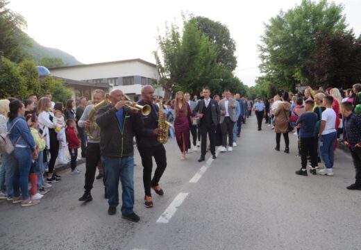 Matursko veče srednjoškolaca u Rogatici – Parada mladosti i ljepote [FOTO]