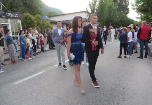 Matursko veče srednjoškolaca u Rogatici – Parada mladosti i ljepote [FOTO]
