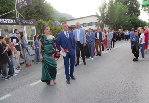 Matursko veče srednjoškolaca u Rogatici – Parada mladosti i ljepote [FOTO]