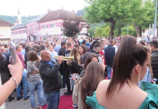 Matursko veče srednjoškolaca u Rogatici – Parada mladosti i ljepote [FOTO]