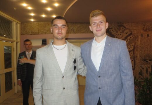 Matursko veče srednjoškolaca u Rogatici – Parada mladosti i ljepote [FOTO]