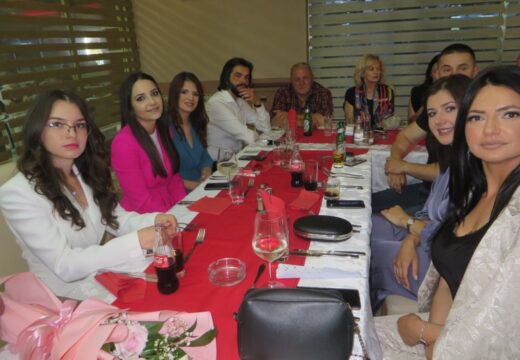 Matursko veče srednjoškolaca u Rogatici – Parada mladosti i ljepote [FOTO]