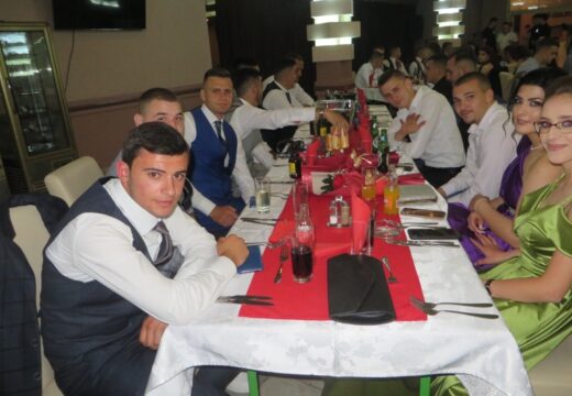 Matursko veče srednjoškolaca u Rogatici – Parada mladosti i ljepote [FOTO]