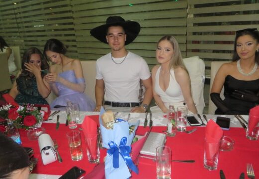 Matursko veče srednjoškolaca u Rogatici – Parada mladosti i ljepote [FOTO]