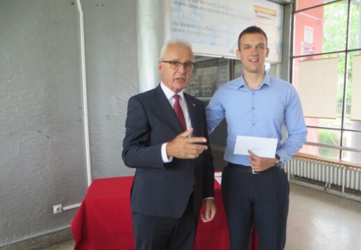 Okončano školovanje još jedne generacije srednjoškolaca u Rogatici – Radoš Mališić ponio pregršt priznanja [FOTO]