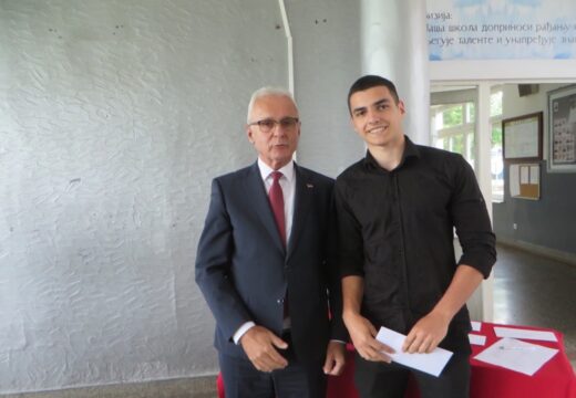Okončano školovanje još jedne generacije srednjoškolaca u Rogatici – Radoš Mališić ponio pregršt priznanja [FOTO]
