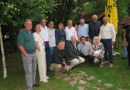 Juče poslije podne i sinoć u Ziličini kod Rogatice – Susret maturanata iz 1983. godine [FOTO]