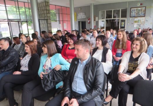 Okončano školovanje još jedne generacije srednjoškolaca u Rogatici – Radoš Mališić ponio pregršt priznanja [FOTO]