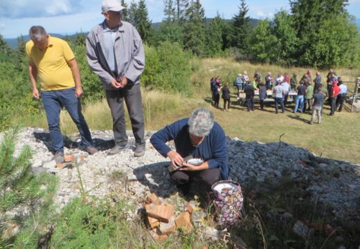 Zlovrh kod Žepe – Sjećanje i parastos za žrtve NATO bombardovanja [FOTO]