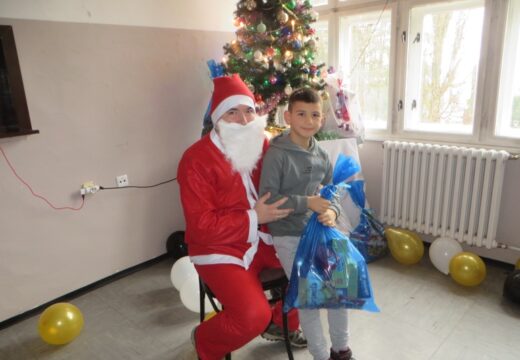 Iz Doma zdravlja „Dr Zoran Mitrović“ u Rogatici  – Novogodišnji paketići za 28 mališana [FOTO]