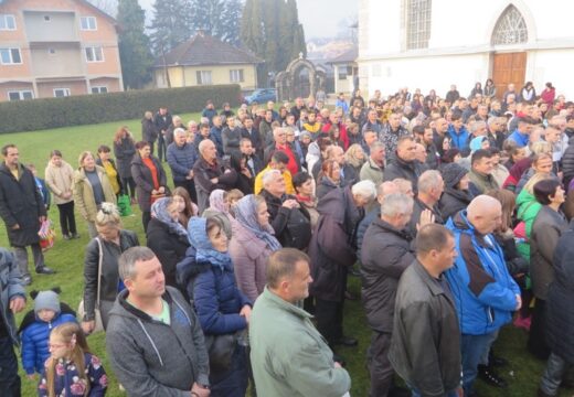 Bogojavljenje u Rogatici – Osvećena voda otišla u brojna domaćinstva [FOTO]