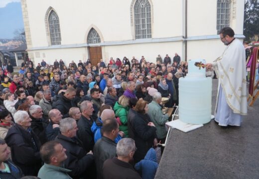 Bogojavljenje u Rogatici – Osvećena voda otišla u brojna domaćinstva [FOTO]