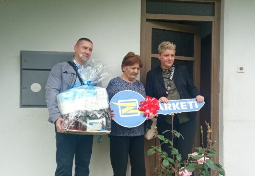 Dobitnica glavne nagrade nagradne igre Zmarketa preuzela simbolični ključ za novu kuću