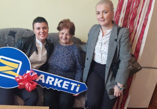 Dobitnica glavne nagrade nagradne igre Zmarketa preuzela simbolični ključ za novu kuću