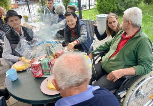 Budući doktori u posjeti Domu staraca „Sunce“ u Rogatici [FOTO]