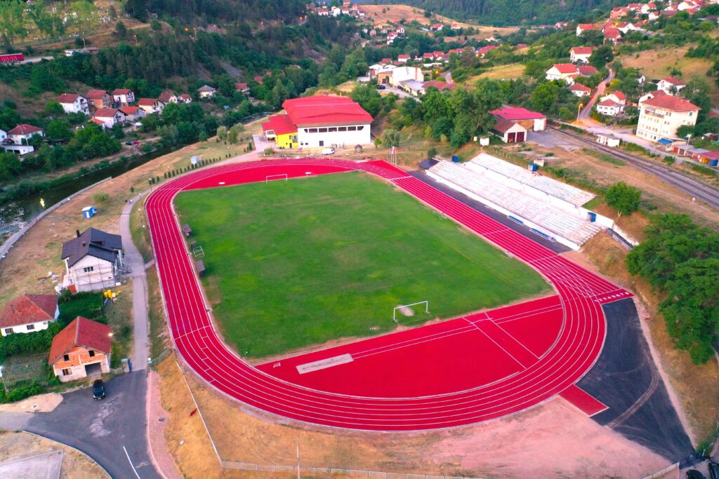 Savremena atletska staza sa tartan oblogom po svjetskim standardima