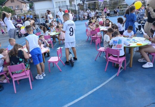 Konferencija beba – Aplauzi i nagrade za porodicu Mijatović [FOTO]