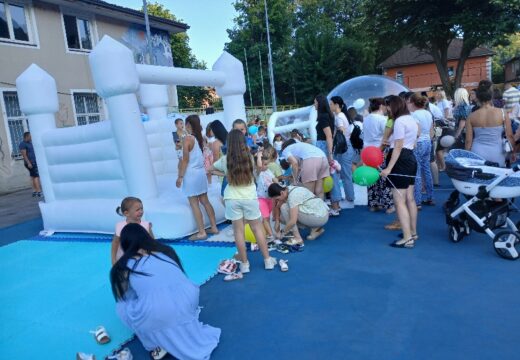 Konferencija beba – Aplauzi i nagrade za porodicu Mijatović [FOTO]