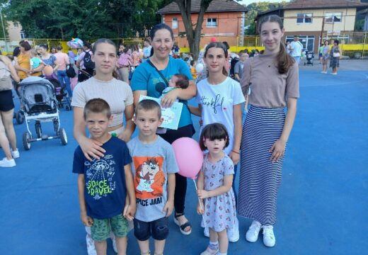 Konferencija beba – Aplauzi i nagrade za porodicu Mijatović [FOTO]