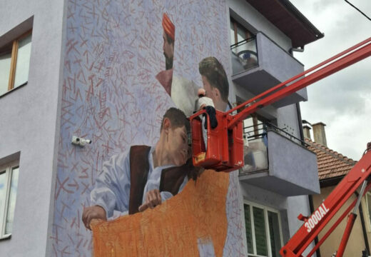 Artez oslikava mural o „Danku u krvi“ u blizini ćuprije na Drini