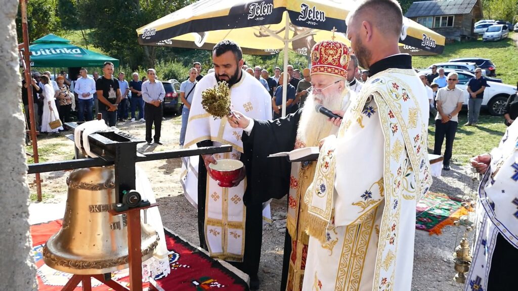 Mitropolit Hrizostom osveštao krstove i zvono u selu Granje
